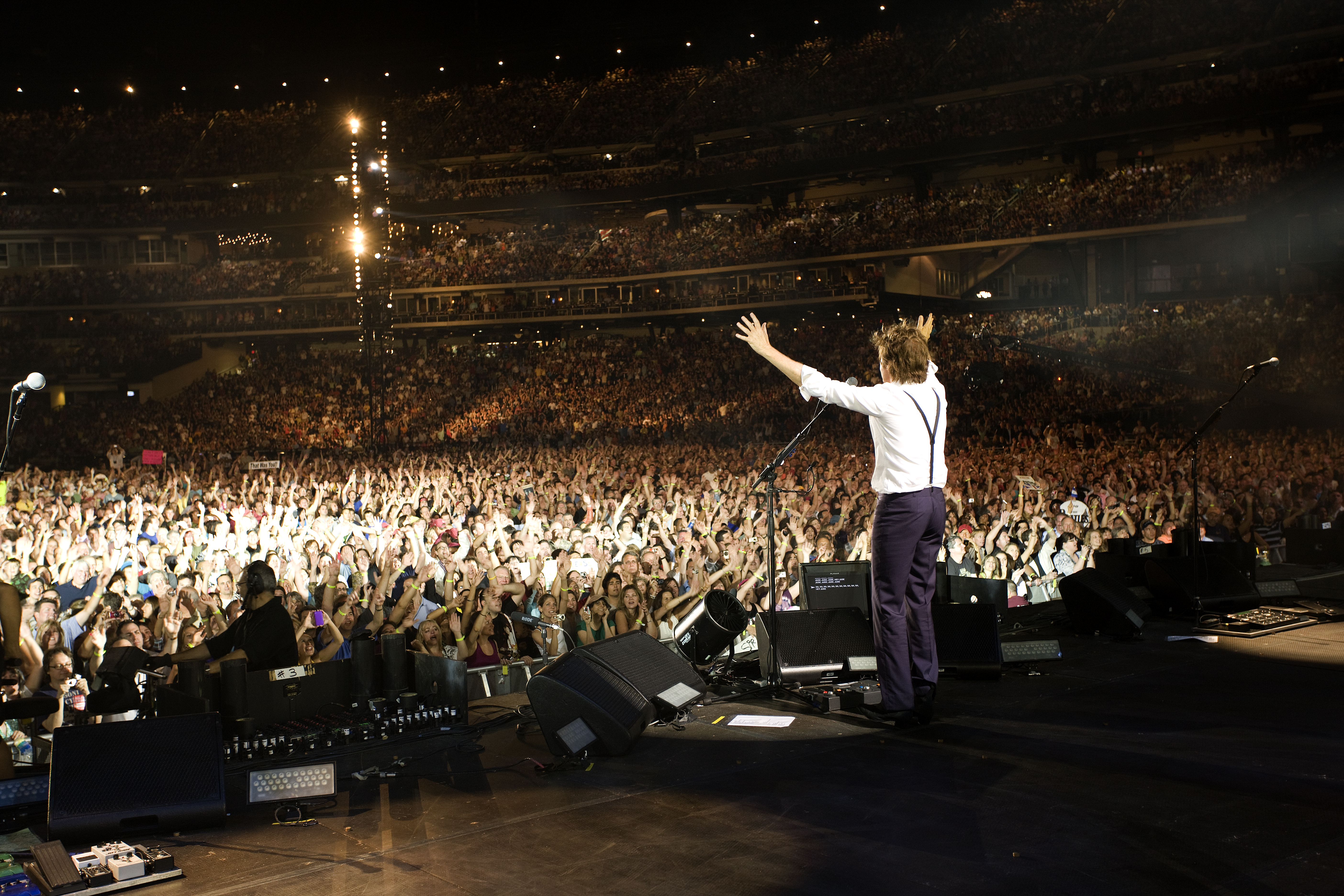 Выступать на сцене. Paul MCCARTNEY good Evening New York City 2009. Good Evening New York City пол Маккартни. Paul MCCARTNEY Concert NYC. Человек на сцене.