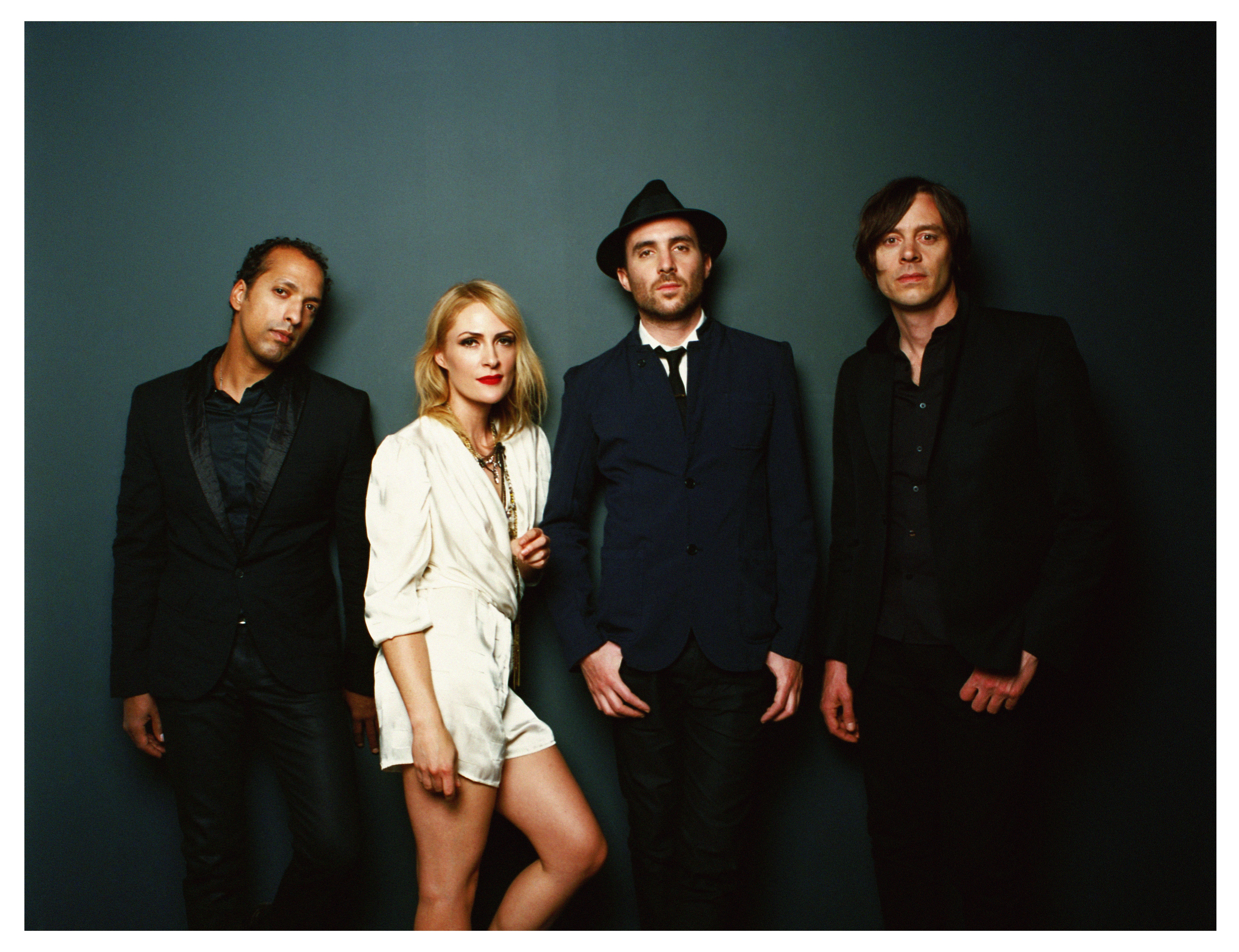 Metric black sheep. Группа Metric. Metric солистка. Metric группа в 1999. Metric 2000 группа.